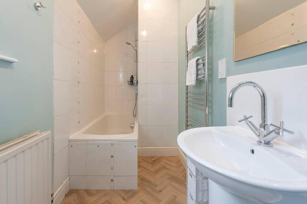 Spacious House - 2 Double Rooms - Street Parking - Garden Bath Luaran gambar